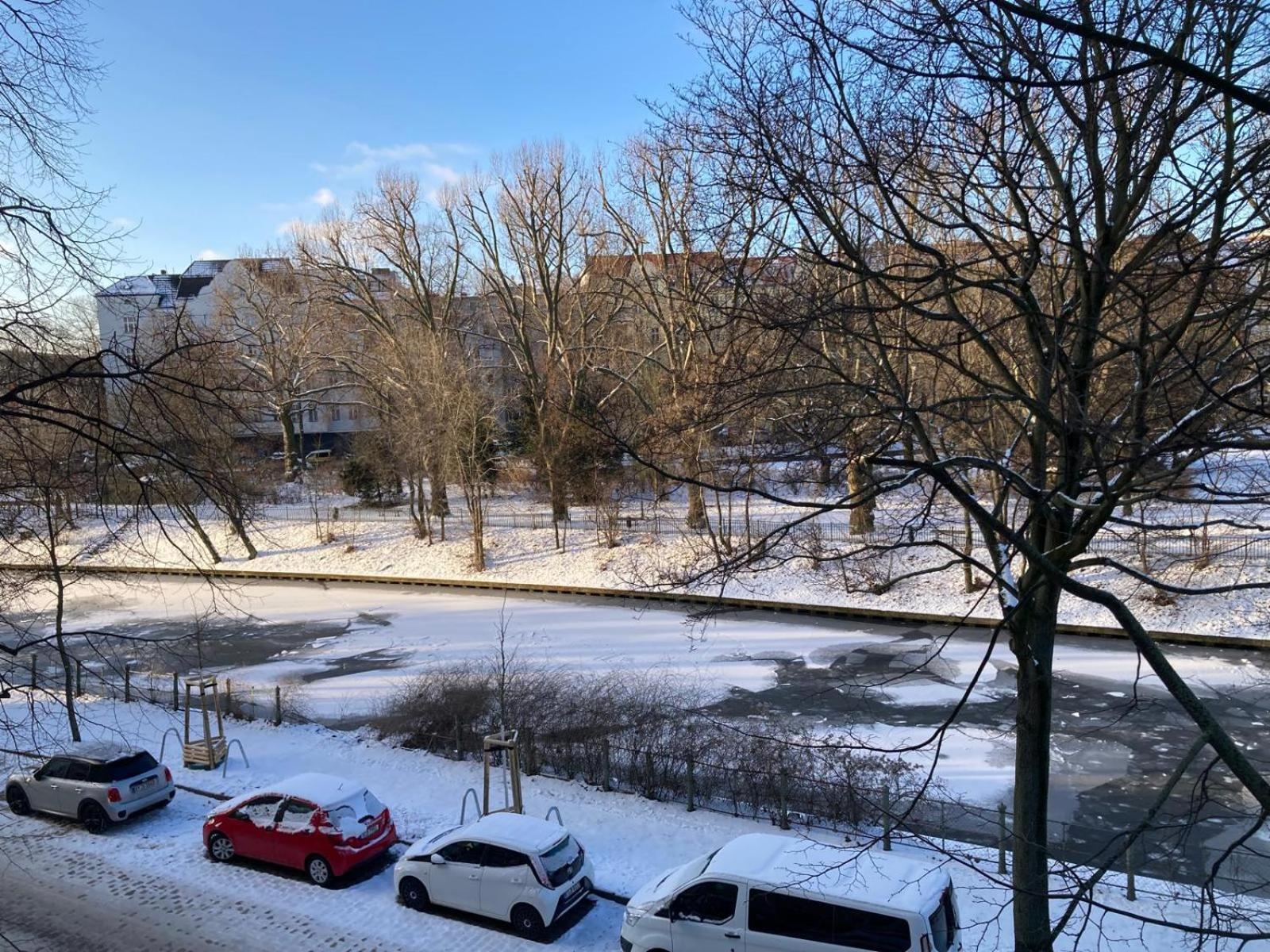 Canal-Front At Maybachufer - Private Room In Newly Renovated 80 Sqm Two-Bedroom Apartment Accommodatie bij particulieren *