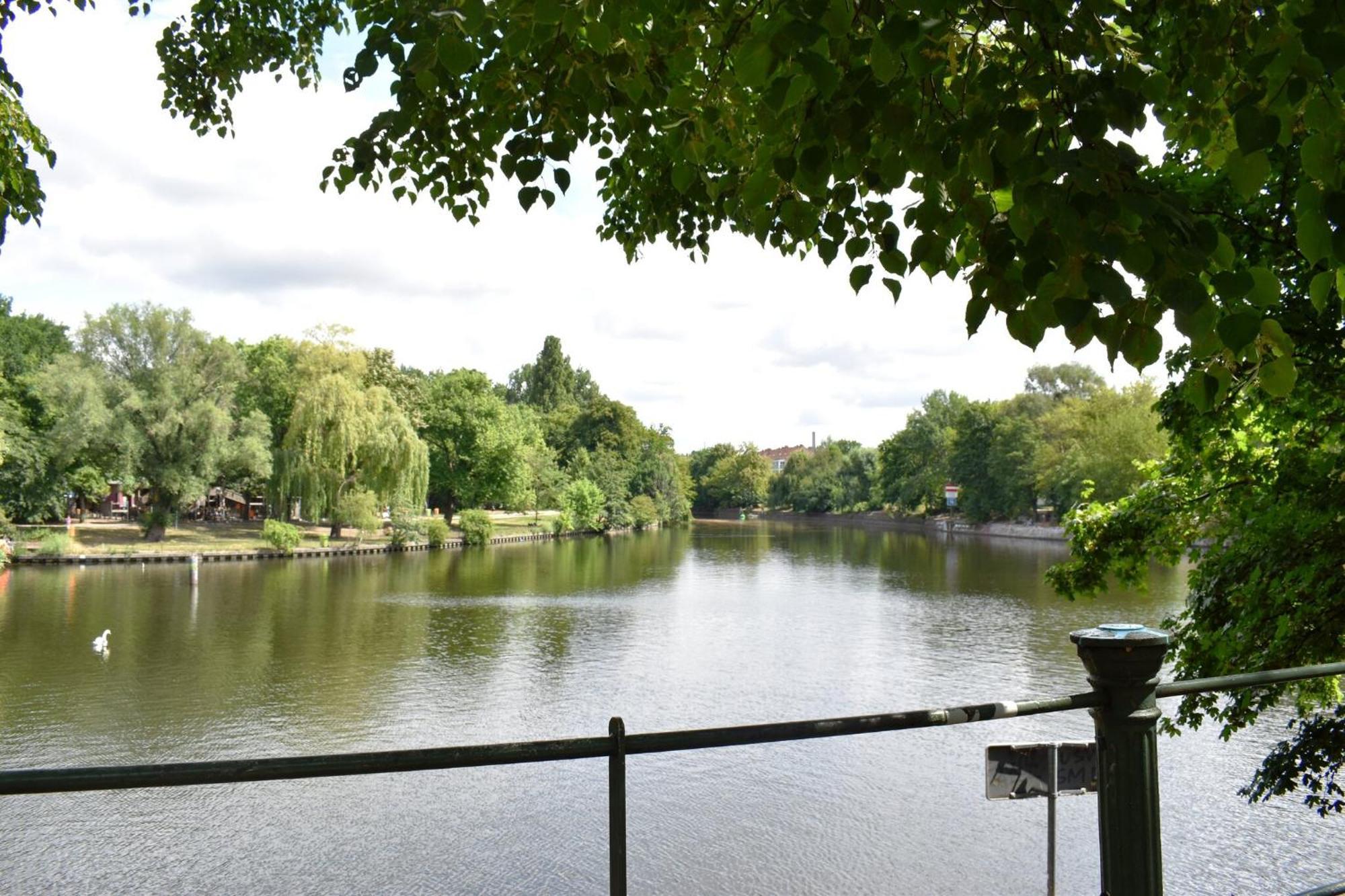 Canal-Front At Maybachufer - Private Room In Newly Renovated 80 Sqm Two-Bedroom Apartment *